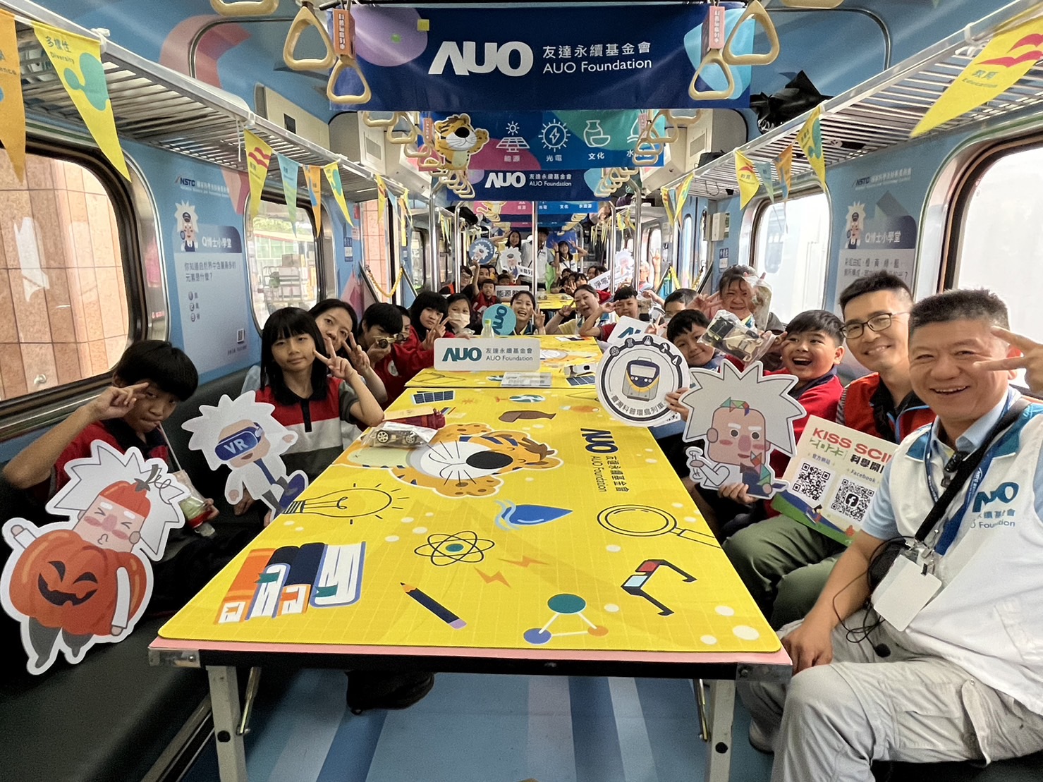 3499拉斯维加斯永續基金會參與「臺灣科普環島列車」，設計基礎科學車廂課程，以「淨零碳排和永續能源」為主題，讓學生透過創意實驗認識淨零知識，以及思考生活中的減碳行為