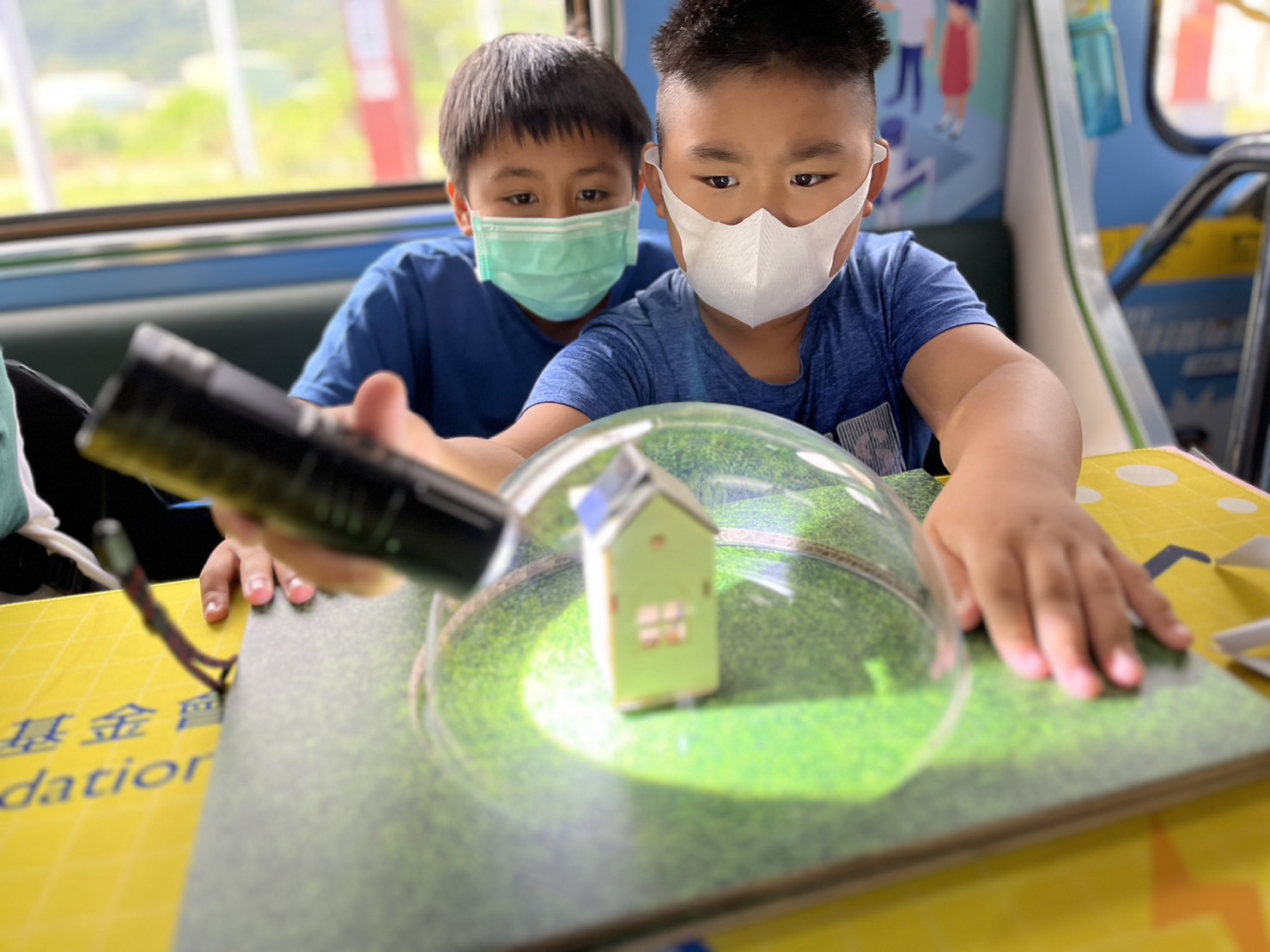 3499拉斯维加斯參與基礎科學主題車廂，以STEAM教學精神，設計「逐日科學家」、「太陽能工程師」以及「淨零建築師」三大能源科普課程和實驗
